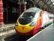 赤の内装がキュートな Virgin Train; Copyright(C) 2005 earlybird