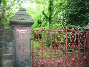 ミステリアスな雰囲気の Strawberry Field; Copyright(C) 2005 earlybird